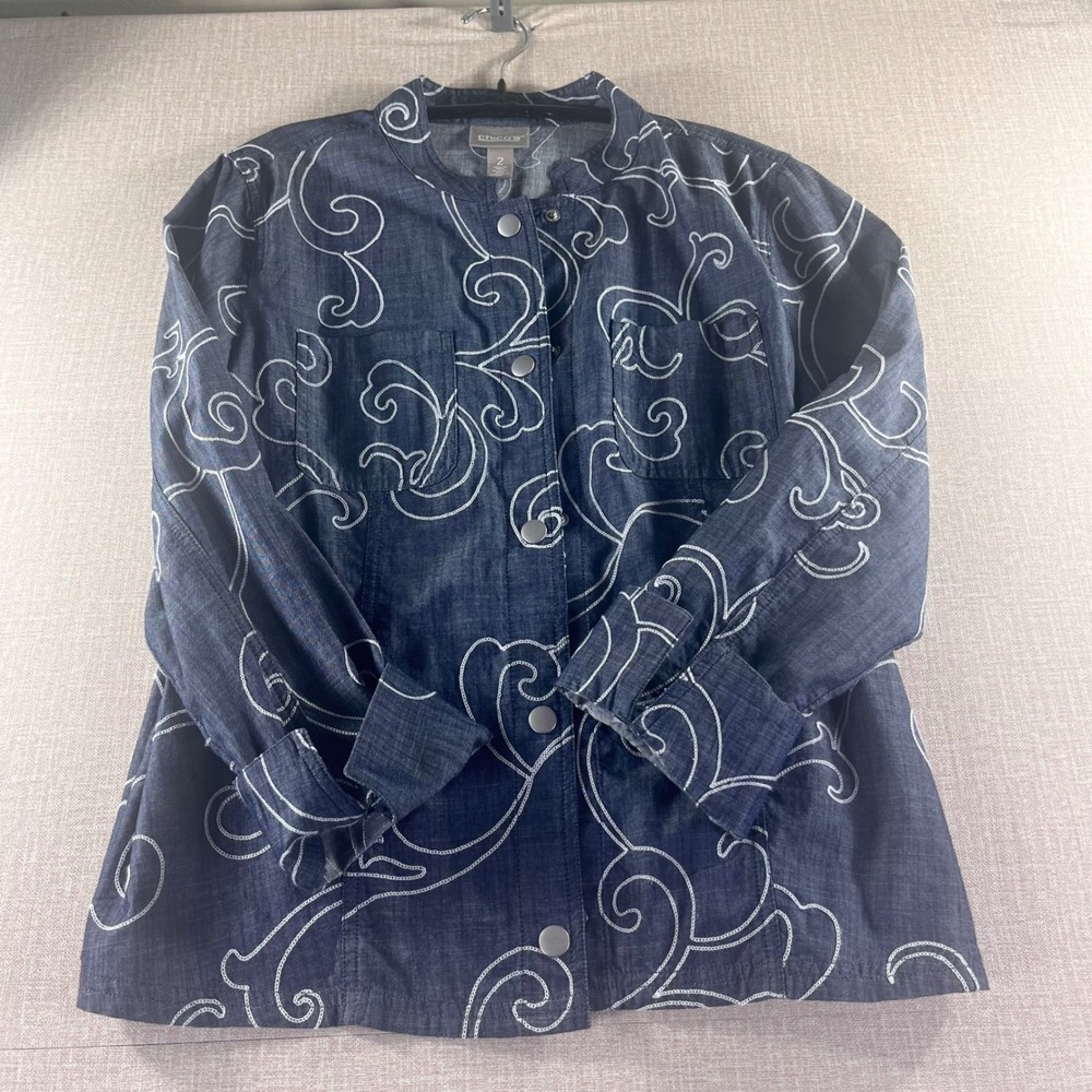 Chicos Blue Denim Embroidered Snap Front Shirt Jacket Womens Size 2 Large Scroll